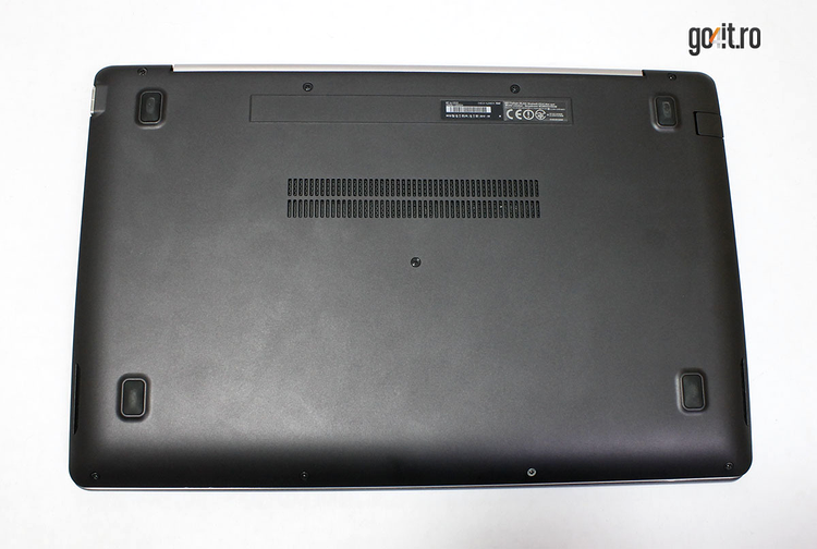Asus VivoBook X202E - acumulator nedemontabil şi puţine opţiuni pentru upgrade