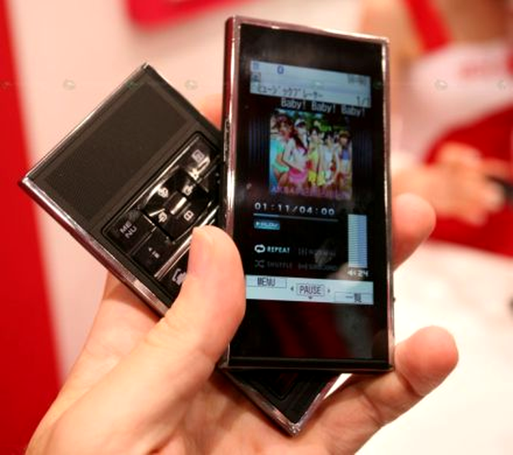 Un telefon din două părţi, conectate prin magneţi