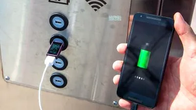 Pure.Charger este un dispozitiv care permite încărcarea în siguranţă a unui smartphone la un port USB dintr-un spaţiu public