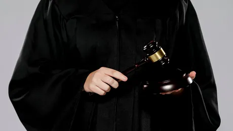 Inteligența artificială a inventat procese într-un caz de extrădare a doi condamnați către România: Avertismentul unui judecător britanic