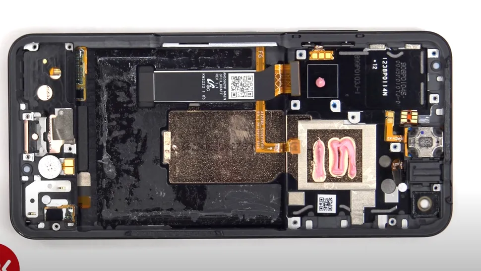 Cum arată Asus Zenfone 10, dezasamblat până la ultima componentă VIDEO