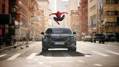 BMW difuzează reclame pe ecranele de bord ale mașinilor sale, deși în trecut un vicepreședinte al companiei a afirmat că nu va face acest lucru