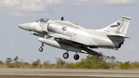 O legendă este retrasă din serviciu: A-4 Skyhawk, avionul care a scufundat un distrugător britanic în Falklands, înlocuit de F-16