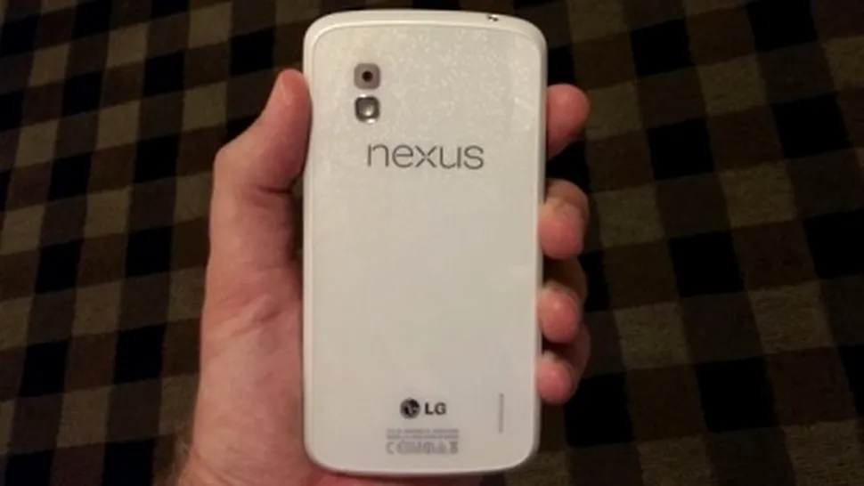 Nexus 4 în variantă albă şi cu Android 4.3