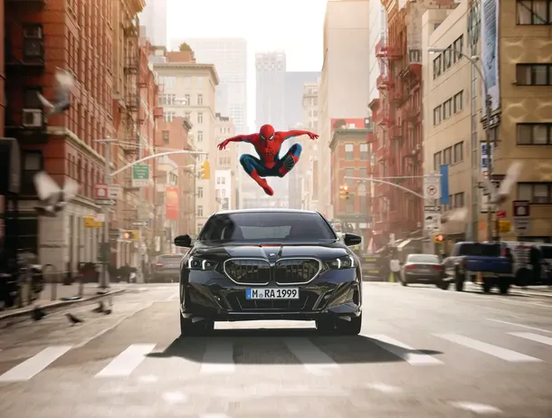 BMW difuzează reclame pe ecranele de bord ale mașinilor sale, deși în trecut un vicepreședinte al companiei a afirmat că nu va face acest lucru