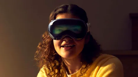 Apple Vision Pro este un „computer spațial” pentru experiențe VR și AR, mai scump decât un MacBook Pro