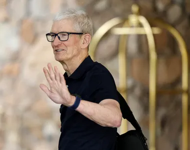 Schimbare majoră la vârful Apple: Tim Cook lasă funcția de CEO în septembrie, John Ternus îi ia locul