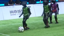China a găzduit primul meci de fotbal cu roboți AI complet autonomi. Unul din ei a fost scos pe targă – VIDEO