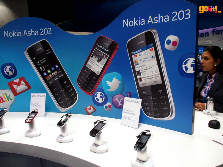 Nokia Asha 203, la standul Nokia de la MWC
