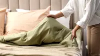 Cum să speli lenjeria de pat ca să rămână parfumată și proaspătă. Trucul folosit în hotelurile de 5 stele