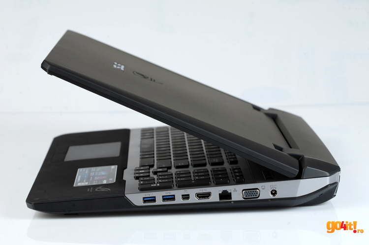 Asus G75VW - văzut din lateral