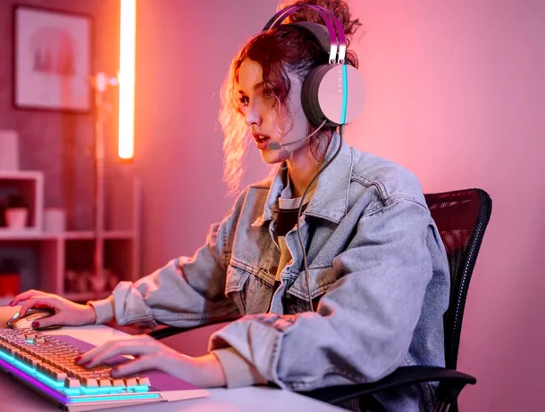 Philips Evnia 32M2N8900P, monitor de gaming competitiv 4K QD-OLED la 240 Hz