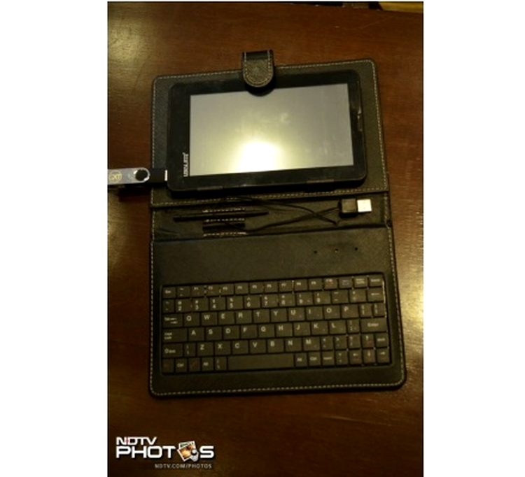 Tableta Aakash într-o husă cu tastatură integrată