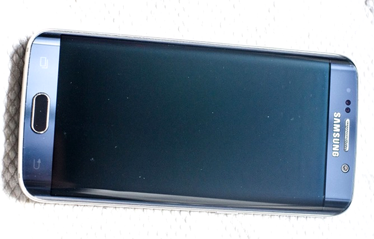 Ecranul telefoanelor Galaxy S6 Edge, zgâriat de carcasa Clear View propusă de Samsung ca accesoriu oficial