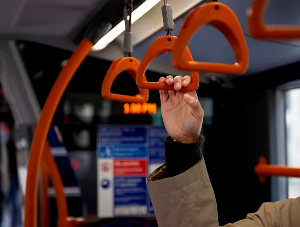 Autobuz autonom lovit de tramvai la prima cursă cu pasageri, în Suedia