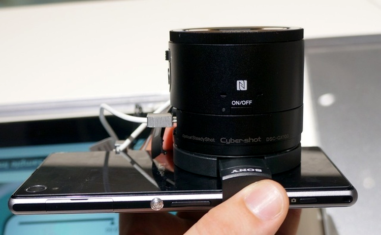 Sony QX100 ataşat la un smartphone Sony Xperia Z1