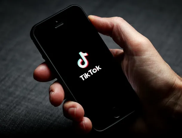 Guvernul britanic cere TikTok să elimine clipurile care glorifică șofatul periculos