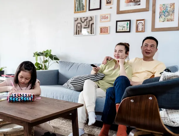 Ce au în comun copiii crescuți cu un televizor mereu pornit în fundal: zgomotul constant de fundal poate influența concentrarea, învățarea și comportamentul