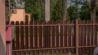 Gardul dintre două case, motiv de ceartă între vecini. Ce spune legea despre proprietate și bani