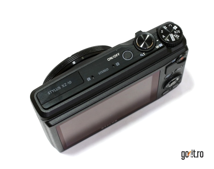 Olympus XZ-10 - blitzul este activat automat