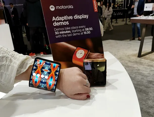 Motorola prezintă un telefon care se poate îndoi. Telefonul poate fi transformat și într-o brățară – VIDEO