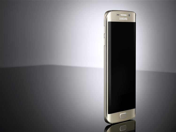 Ecranul OLED al telefonului Galaxy S6, mai bun decât cel de pe Note 4, spun experţii DisplayMate