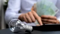 Facturile la energie cresc din nou din 1 ianuarie 2026. Cum pot românii să plătească facturi mai mici la curent