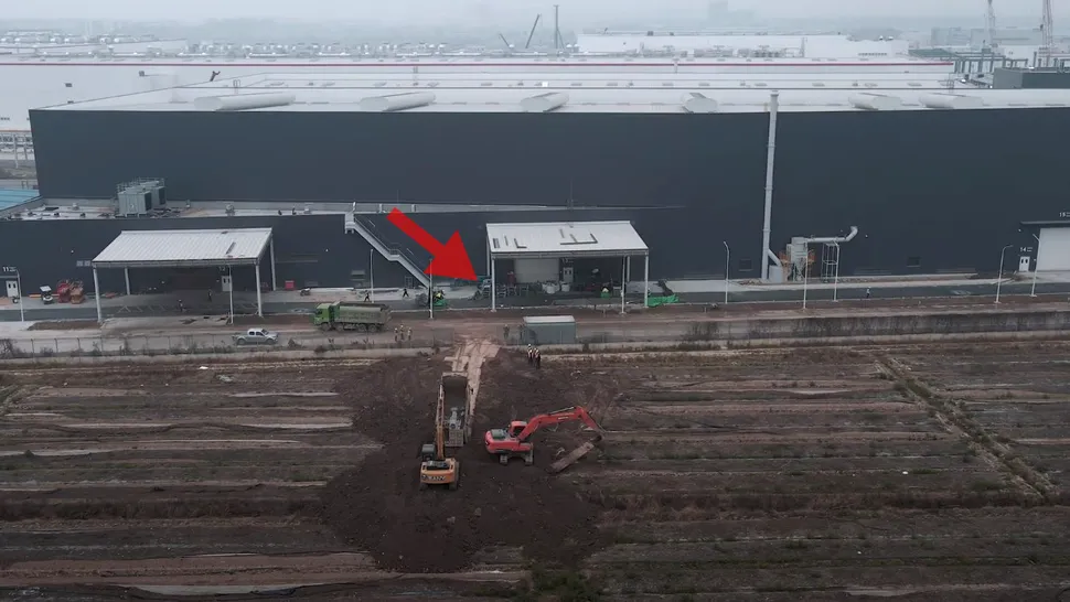 VIDEO: Descoperire neașteptată făcută accidental, cu drona, la fabrica Tesla din Shanghai