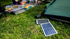 Sistem fotovoltaic portabil cu panou solar, generator, Bluetooth și porturi USB disponibil la Dedeman pentru maximum 400 RON