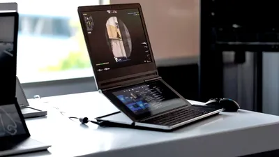 Intel demonstrează prototipul unui laptop de gaming cu două ecrane ajustabile