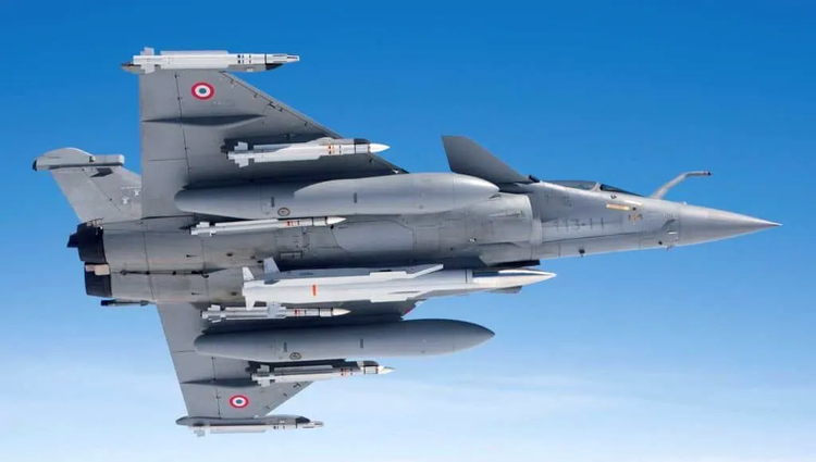 avion rafale inarmat cu o racheta nucleara