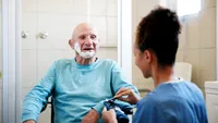 Se caută personal în această țară, iar salariile au crescut. Cât primește un îngrijitor pe oră