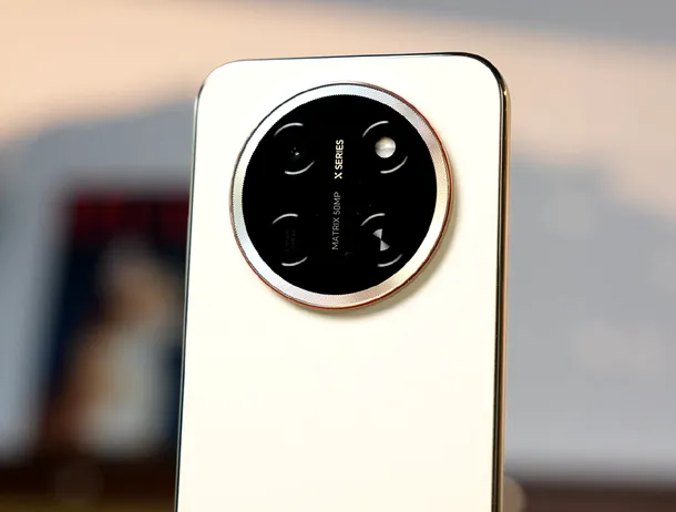 X80 Pro Max debutează cu o baterie de 11.000 mAh și un ecran de 10.000 de niți