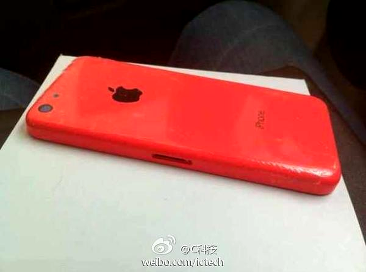 iPhone 5C în carcasă roşie