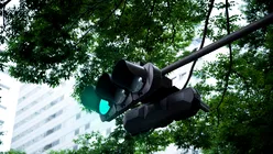 Semafoare inteligente contra vitezei: Orașele care oferă undă verde doar șoferilor disciplinați