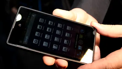 YotaPhone, terminalul cu ecran dublu LCD/E-Ink, va fi disponibil în semestrul doi al acestui an