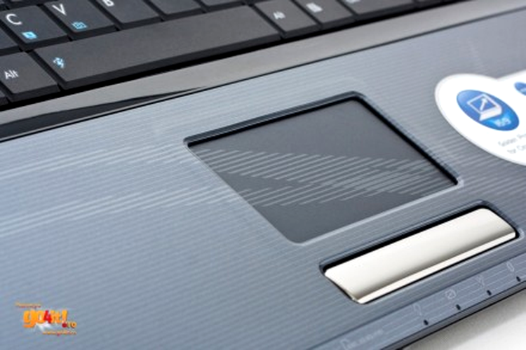 Asus F50 - touchpad-ul in culoarea carcasei