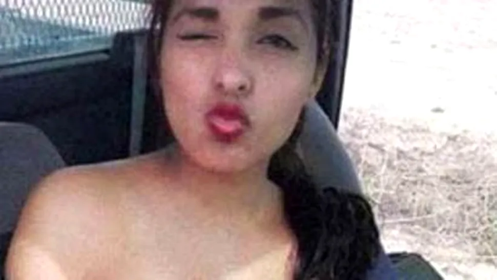 O poliţistă a fost suspendată după ce şi-a făcut un selfie provocator în maşina de serviciu