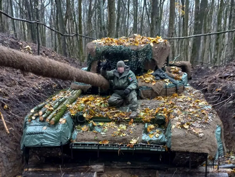 tanc rusesc cu camuflaj termic
