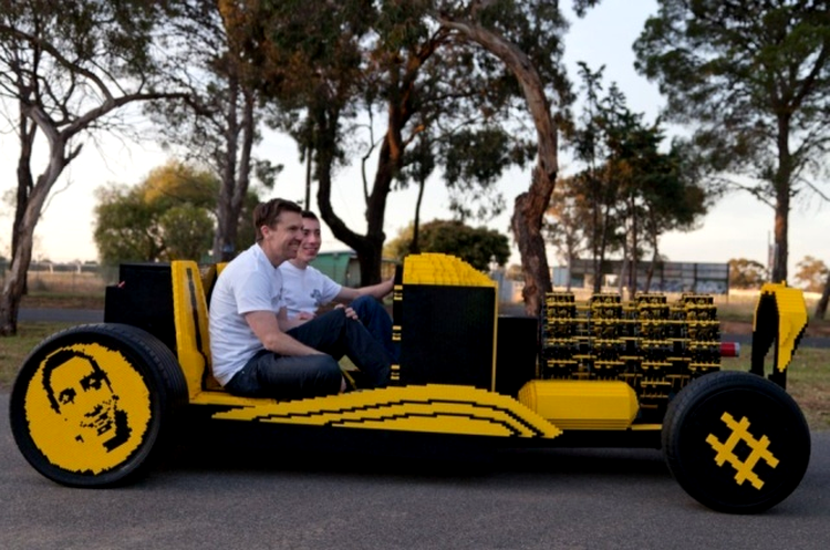 Raul Oaida şi sponsorul principal din Australia, în maşina din Lego