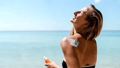 5 lucruri de știut despre crema de protecție solară, potrivit unui expert în cancerul de piele