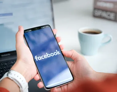 Elemente precum infinite scroll din Facebook și Instagram ar încălca legislația UE. Ce amendă riscă Meta