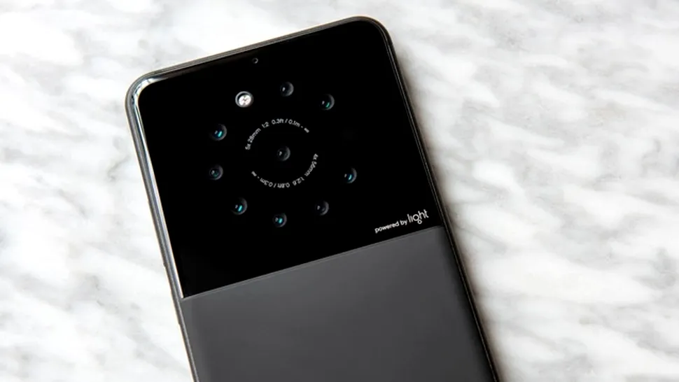 Compania Light pregăteşte un smartphone cu nouă camere. În trecut a lansat o cameră compactă cu 16 senzori