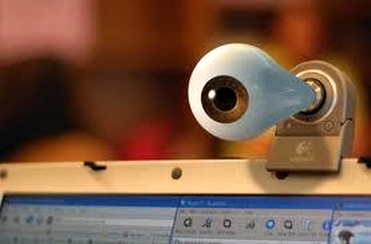 Foloseşti un PC cu webcam şi microfon?