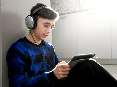 Jumătate dintre adolescenții români spun că petrec prea mult timp în fața ecranelor. Mulți nu realizează efectele negative