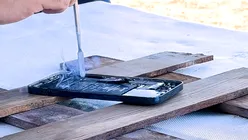 Cât de ușor poate lua foc bateria unui smartphone (VIDEO)