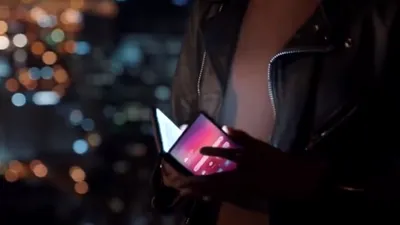 Samsung Galaxy F, telefonul pliabil de la Samsung, apare într-o reclamă oficială