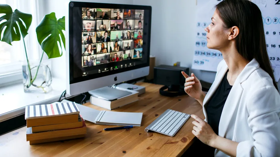 Cum să creezi o conferință video cu colegii de la muncă pe Zoom, Facebook ori WhatsApp