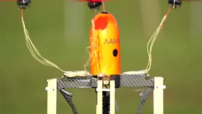 Drona „kamikaze” renunță la elice în zbor pentru a doborî alte drone. VIDEO