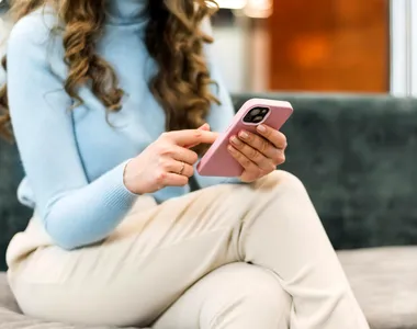 Studiu: Telefoanele au devenit o sursă de stres. 1 din 3 români ratează momentele importante din cauza telefonului